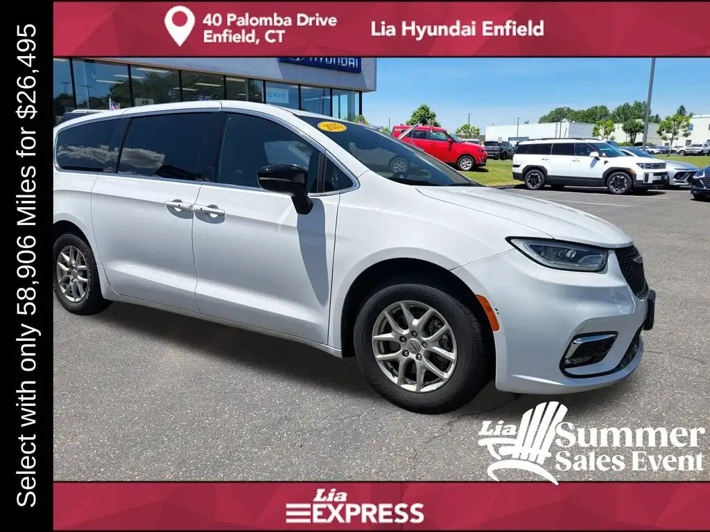 2025 Chrysler Pacifica Select's photo
