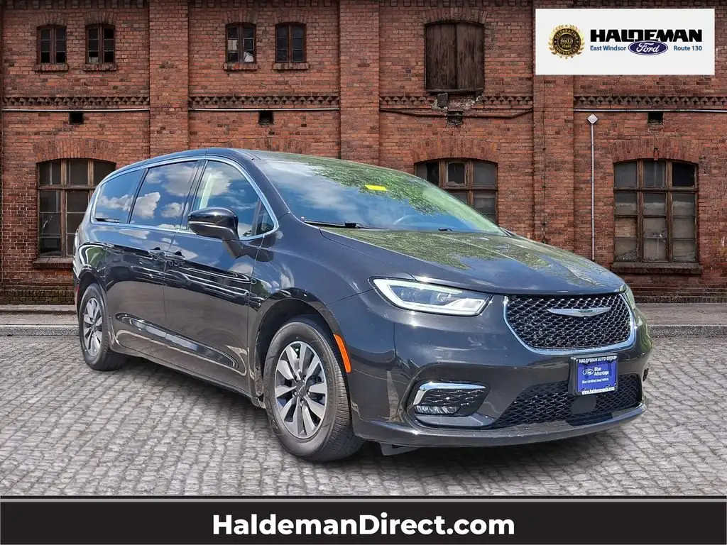 2023 Chrysler Pacifica Hybrid Touring L Hybrid's photo