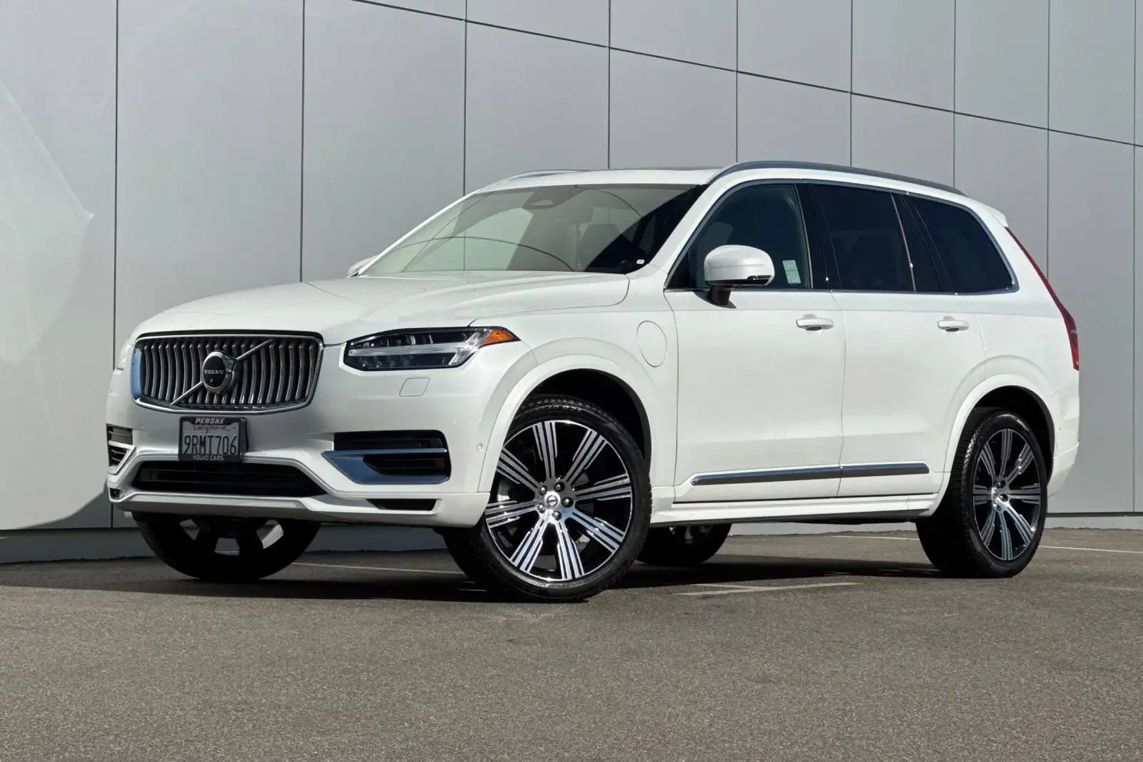 2025 Volvo XC90 T8 Recharge Plus Bright 6-Seater AWD's photo