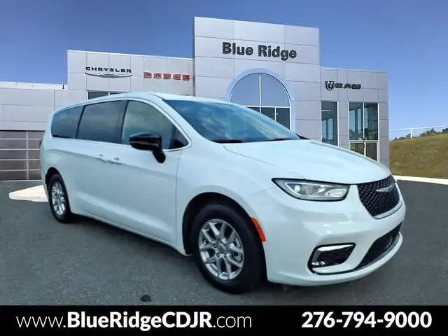 2025 Chrysler Pacifica Select's photo