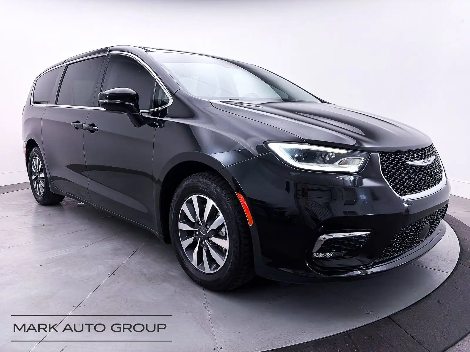 2022 Chrysler Pacifica Hybrid Touring L's photo