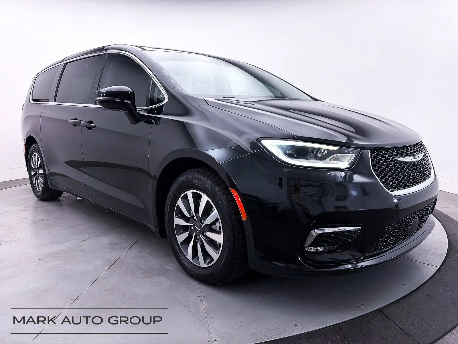 2022 Chrysler Pacifica Hybrid Touring L's photo
