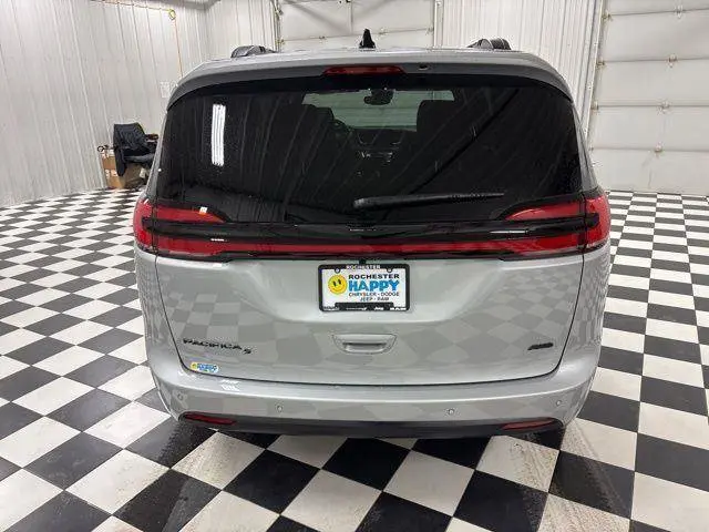 2026 Chrysler Pacifica Select AWD photo 4