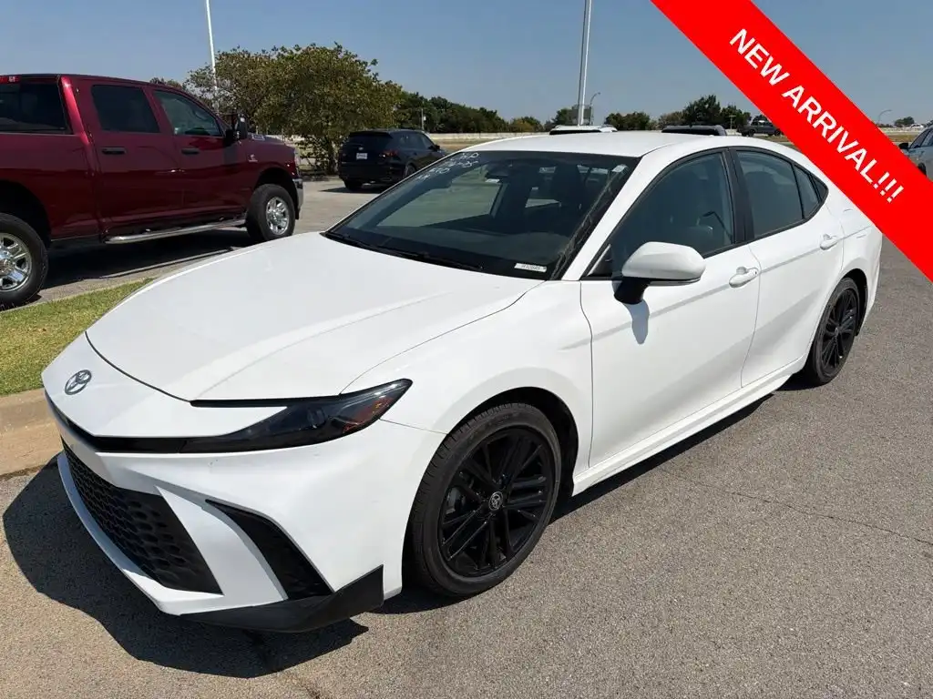 2025 Toyota Camry LE Hybrid's photo