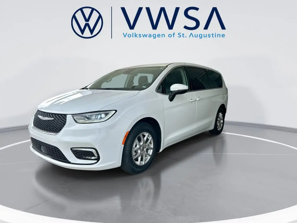 2023 Chrysler Pacifica Touring L photo 3
