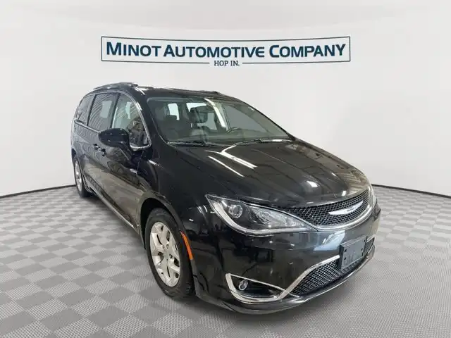 2020 Chrysler Pacifica Touring L's photo