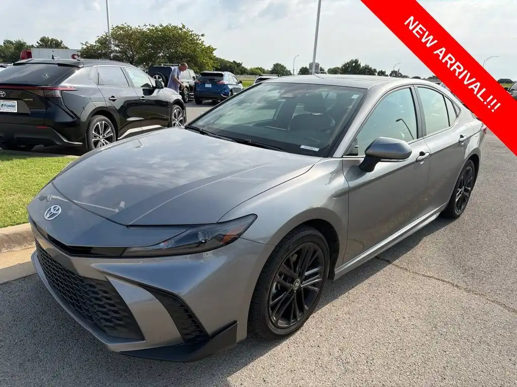 2025 Toyota Camry SE AWD Hybrid's photo