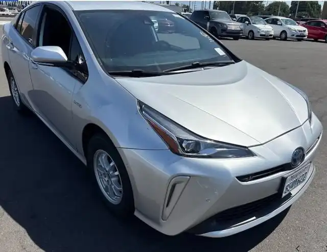 2020 Toyota Prius LE FWD's photo