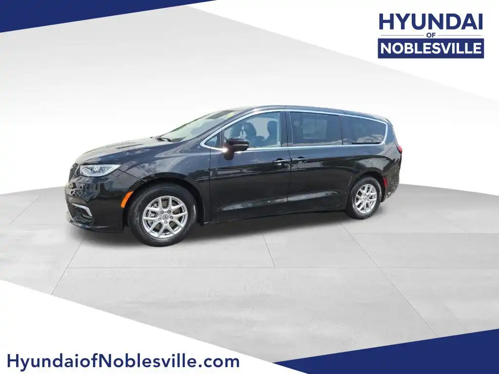 2023 Chrysler Pacifica Touring L's photo