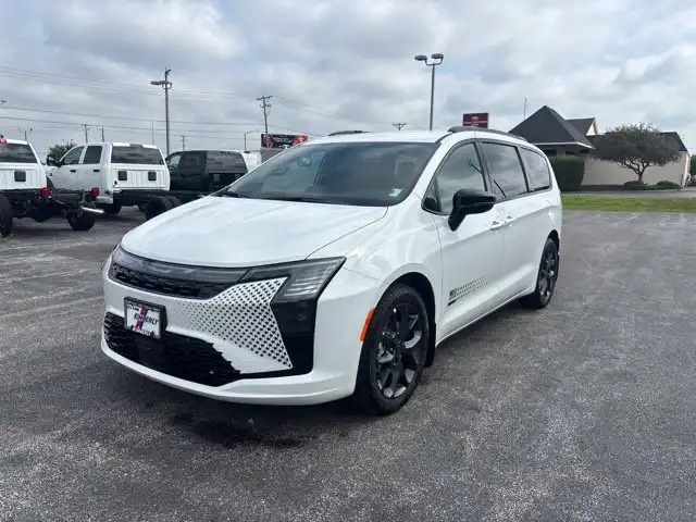 2027 Chrysler Pacifica Select's photo