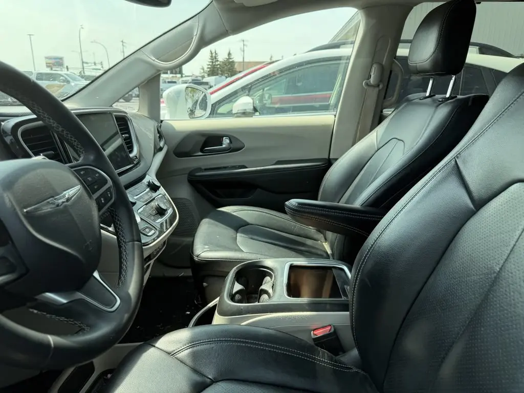 2022 Chrysler Pacifica Touring L photo 3