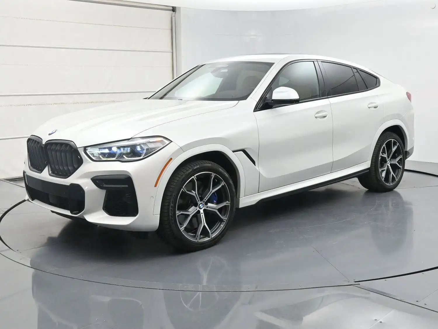 2022 BMW X6 M50i's photo