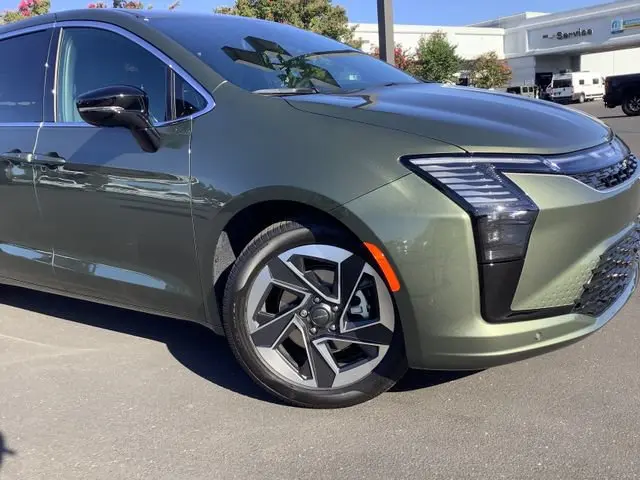 2027 Chrysler Pacifica Limited photo 3