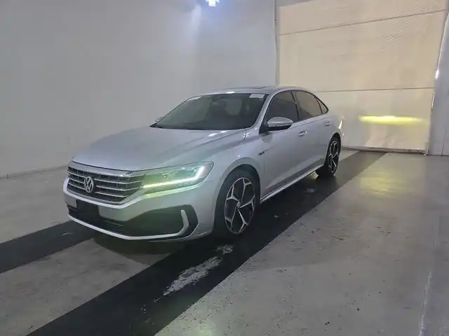2020 Volkswagen Passat 2.0T R-Line Auto's photo