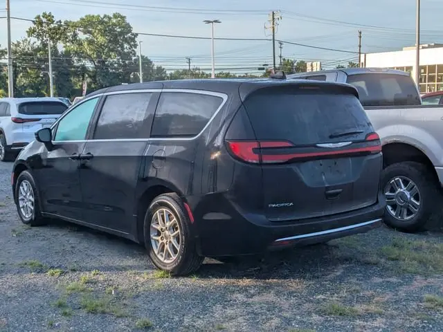 2025 Chrysler Pacifica Select photo 3