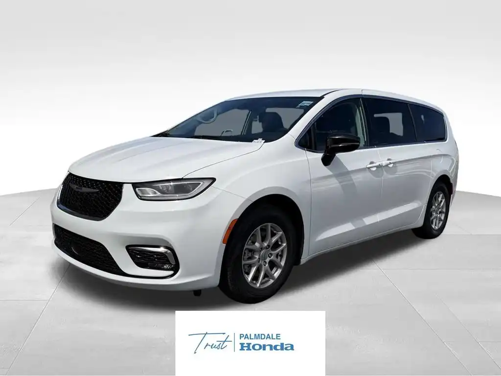 2024 Chrysler Pacifica Touring L's photo