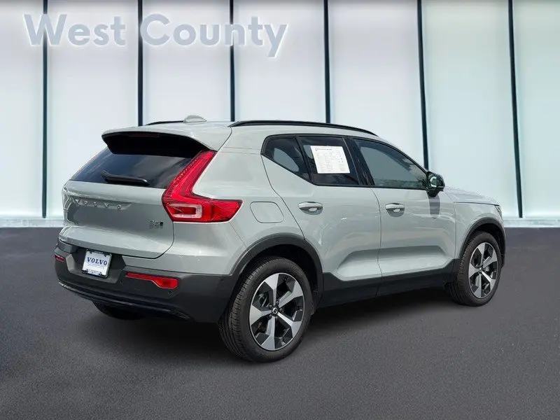 2026 Volvo XC40 B5 Plus Dark AWD photo 4