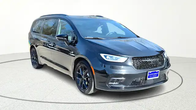 2025 Chrysler Pacifica Limited's photo