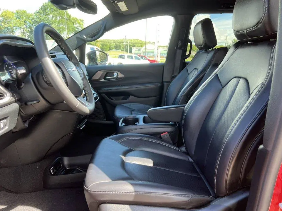 2026 Chrysler Pacifica Select photo 3