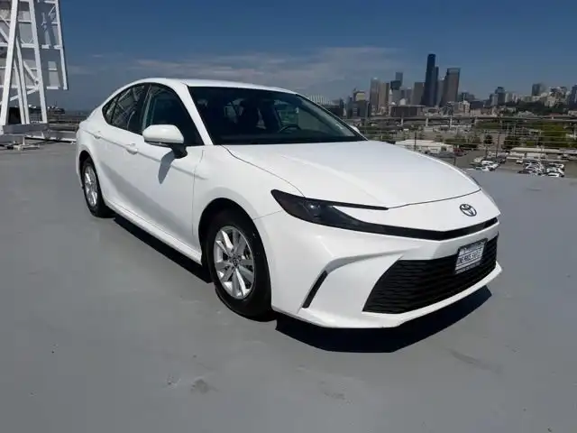 2025 Toyota Camry LE Hybrid's photo