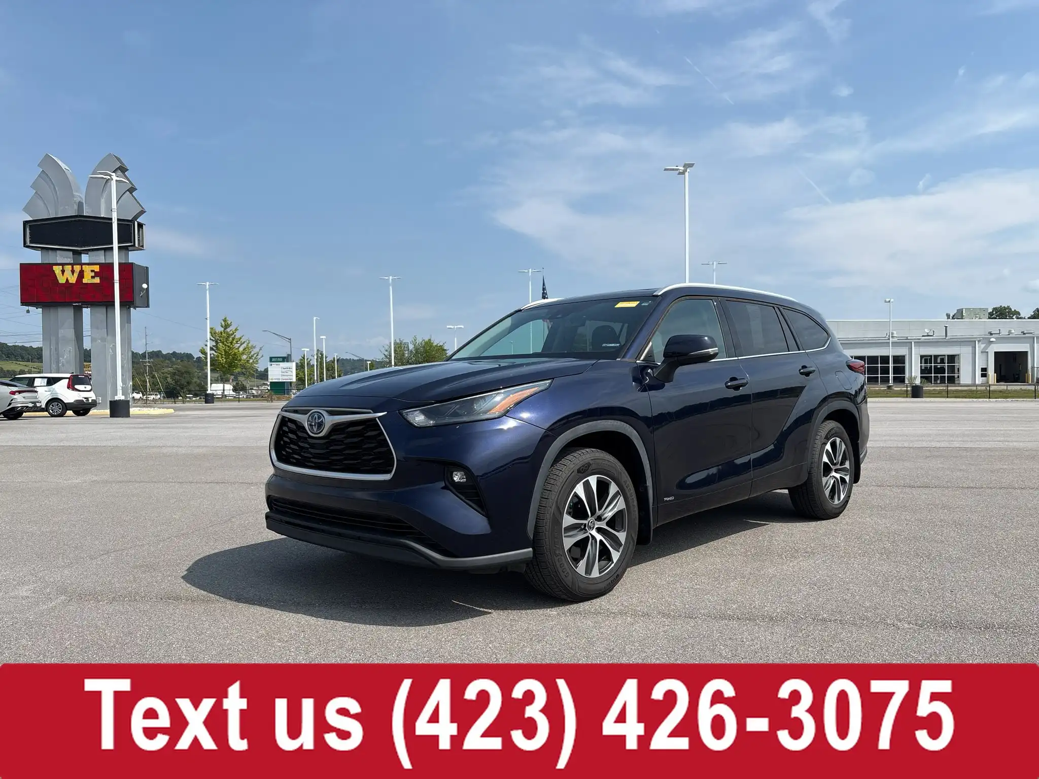 2022 Toyota Highlander XLE Hybrid 4WD's photo