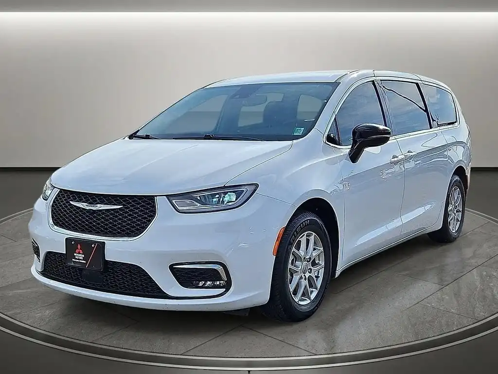 2024 Chrysler Pacifica Touring L's photo
