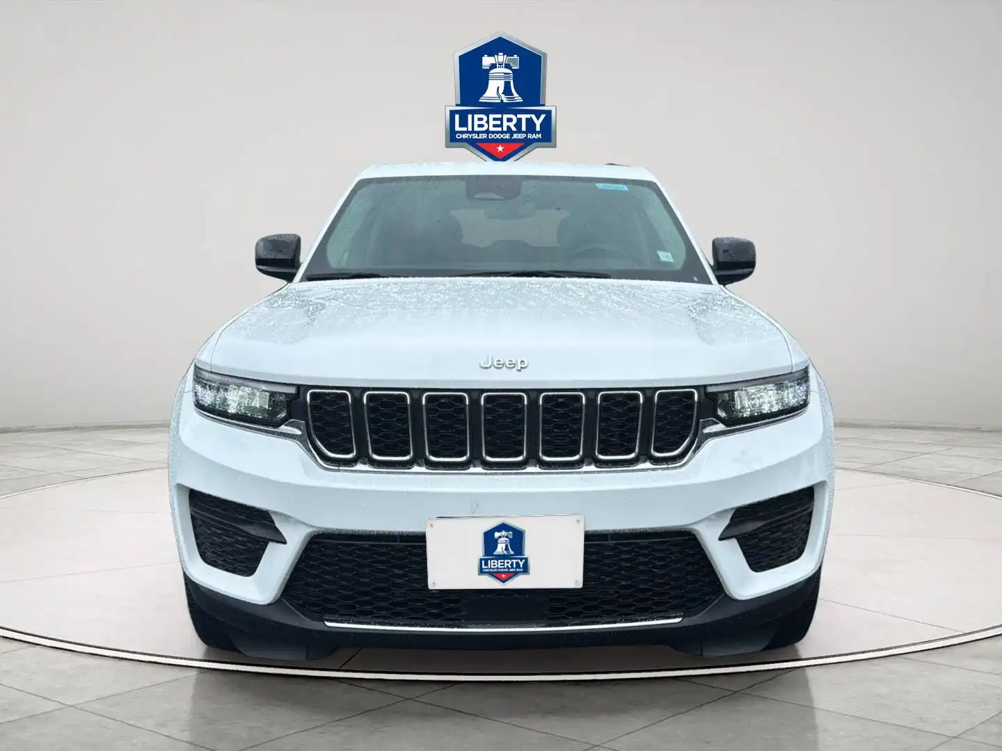 2023 Jeep Grand Cherokee Laredo 4x4's photo