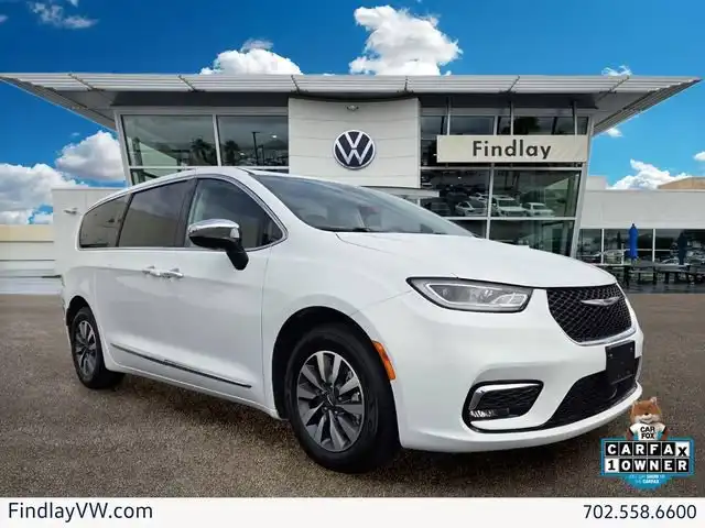 2023 Chrysler Pacifica Hybrid Limited's photo