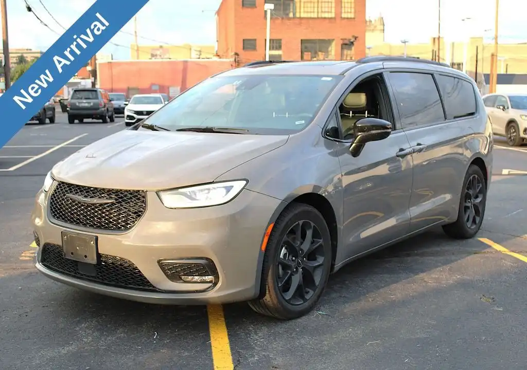 2025 Chrysler Pacifica Limited's photo