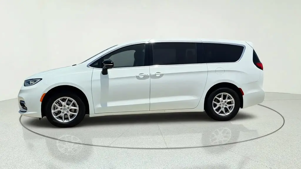 2025 Chrysler Pacifica Select photo 4