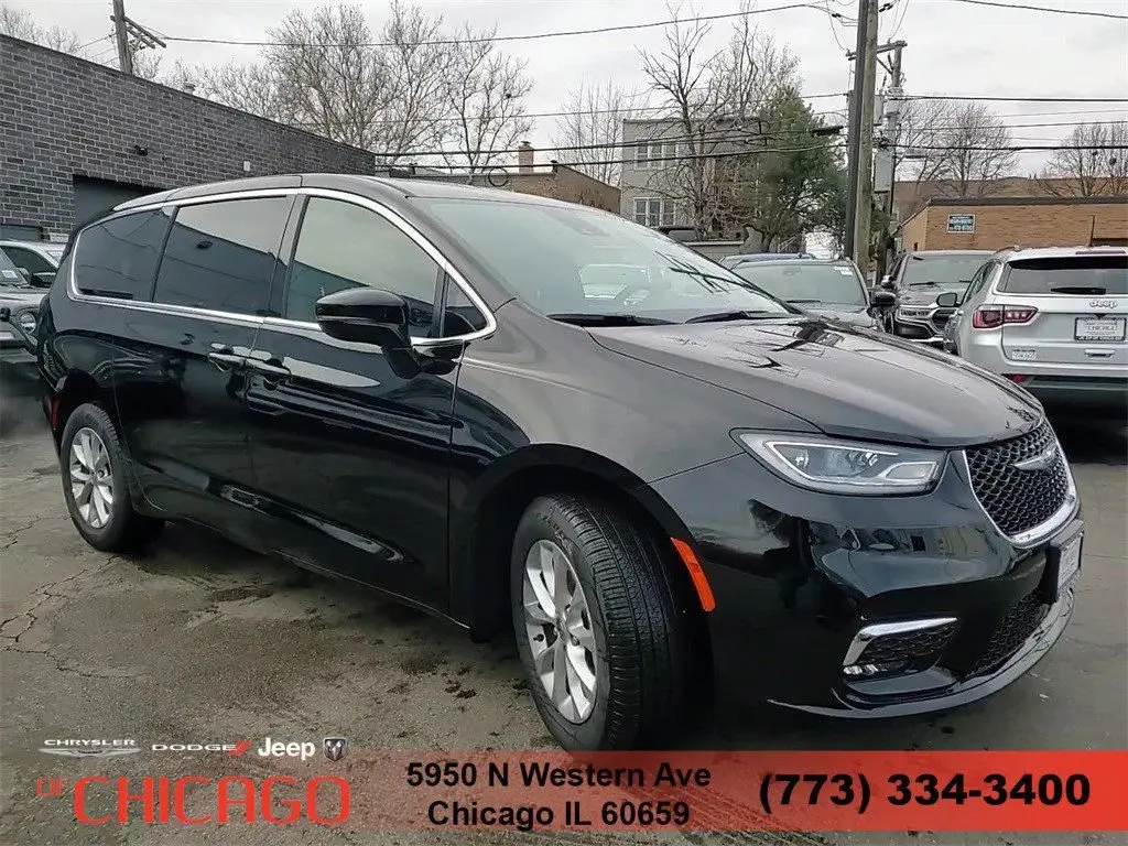 2025 Chrysler Pacifica Select AWD photo 3