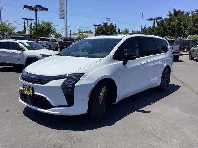 2027 Chrysler Pacifica Limited photo 5