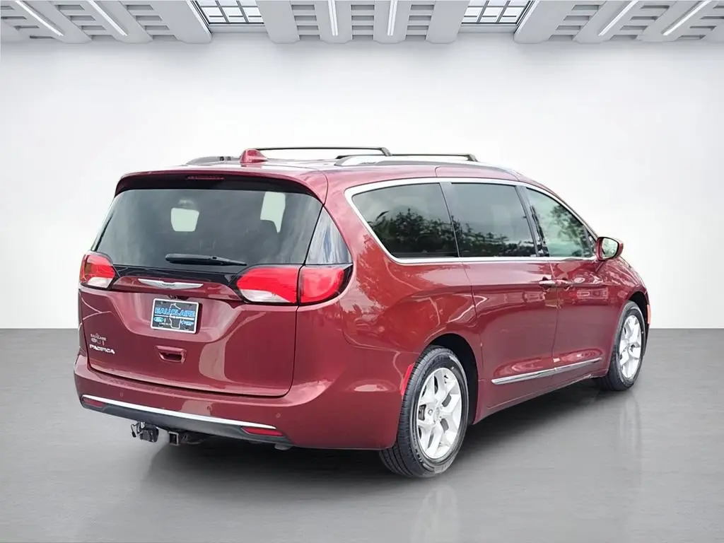 2018 Chrysler Pacifica Touring L photo 3