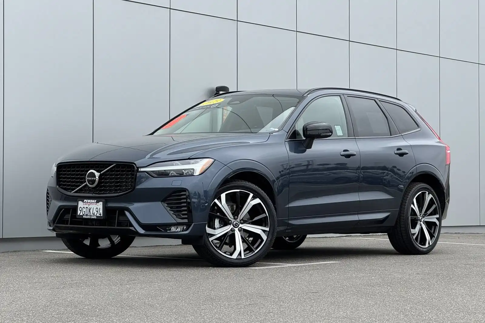 2023 Volvo XC60 B5 Ultimate Dark Theme AWD's photo