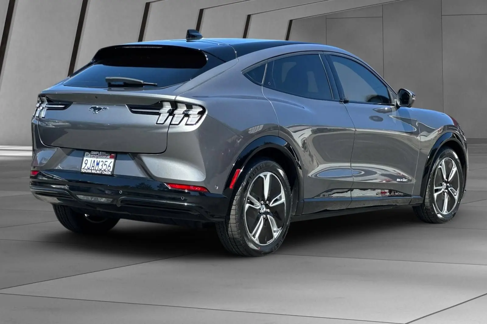 2023 Ford Mustang-Mach-e Premium photo 4