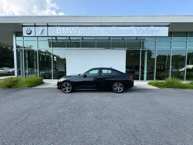2023 BMW 3 Series 330i xDrive Sedan's photo