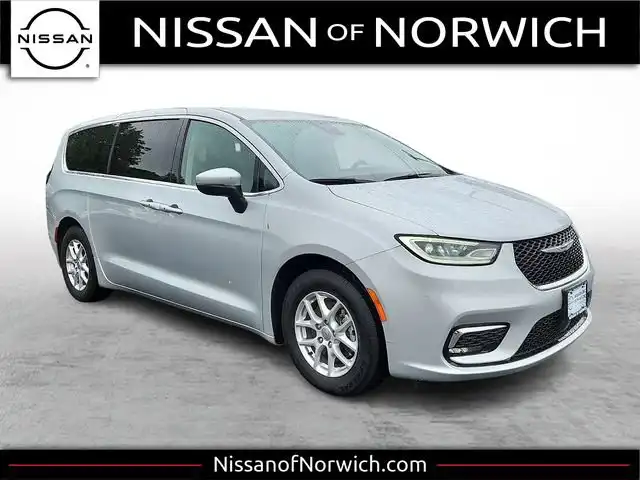 2023 Chrysler Pacifica Touring L's photo