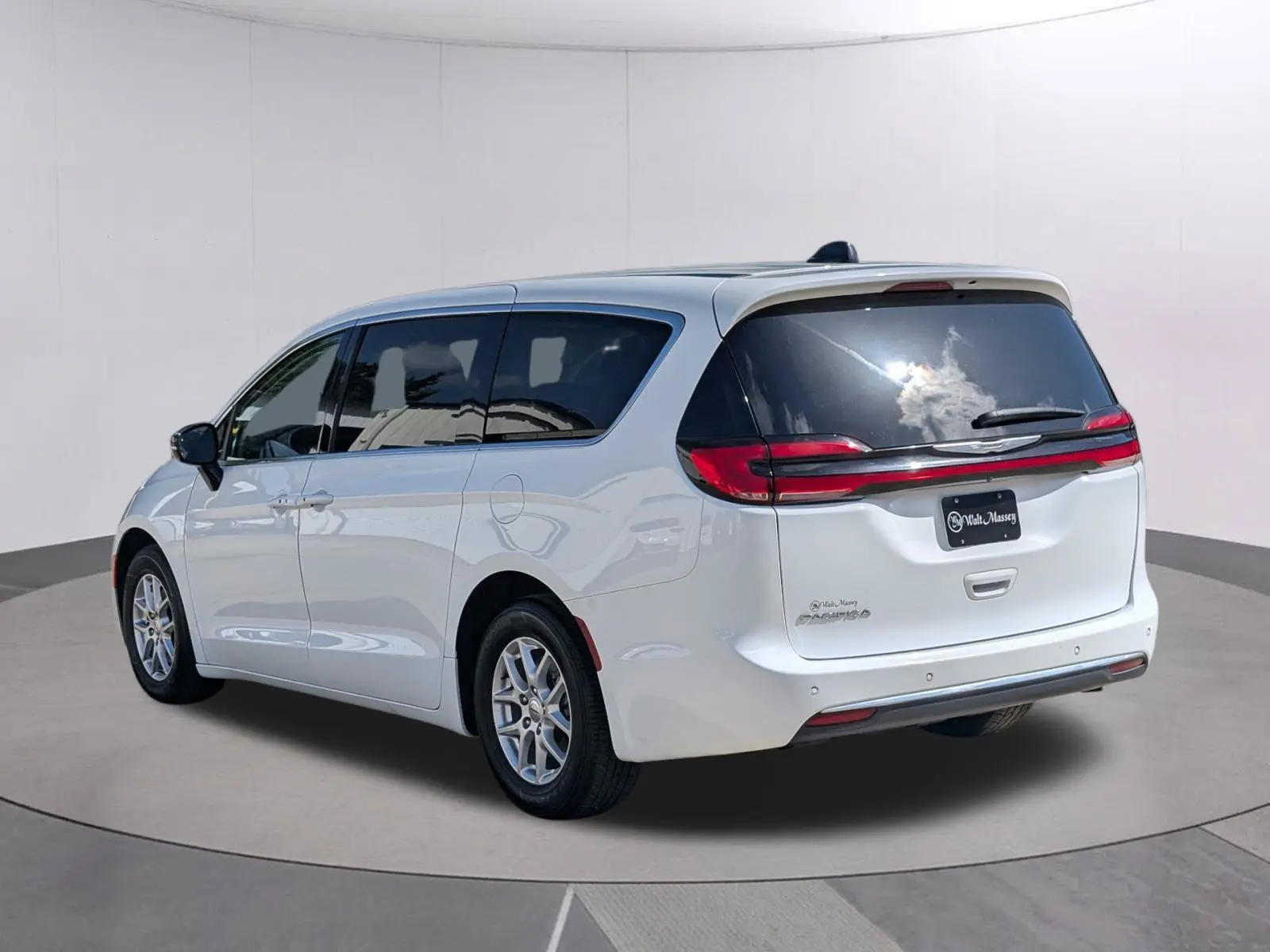 2024 Chrysler Pacifica Touring L photo 3