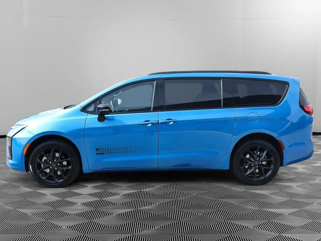 2027 Chrysler Pacifica Select AWD photo 3