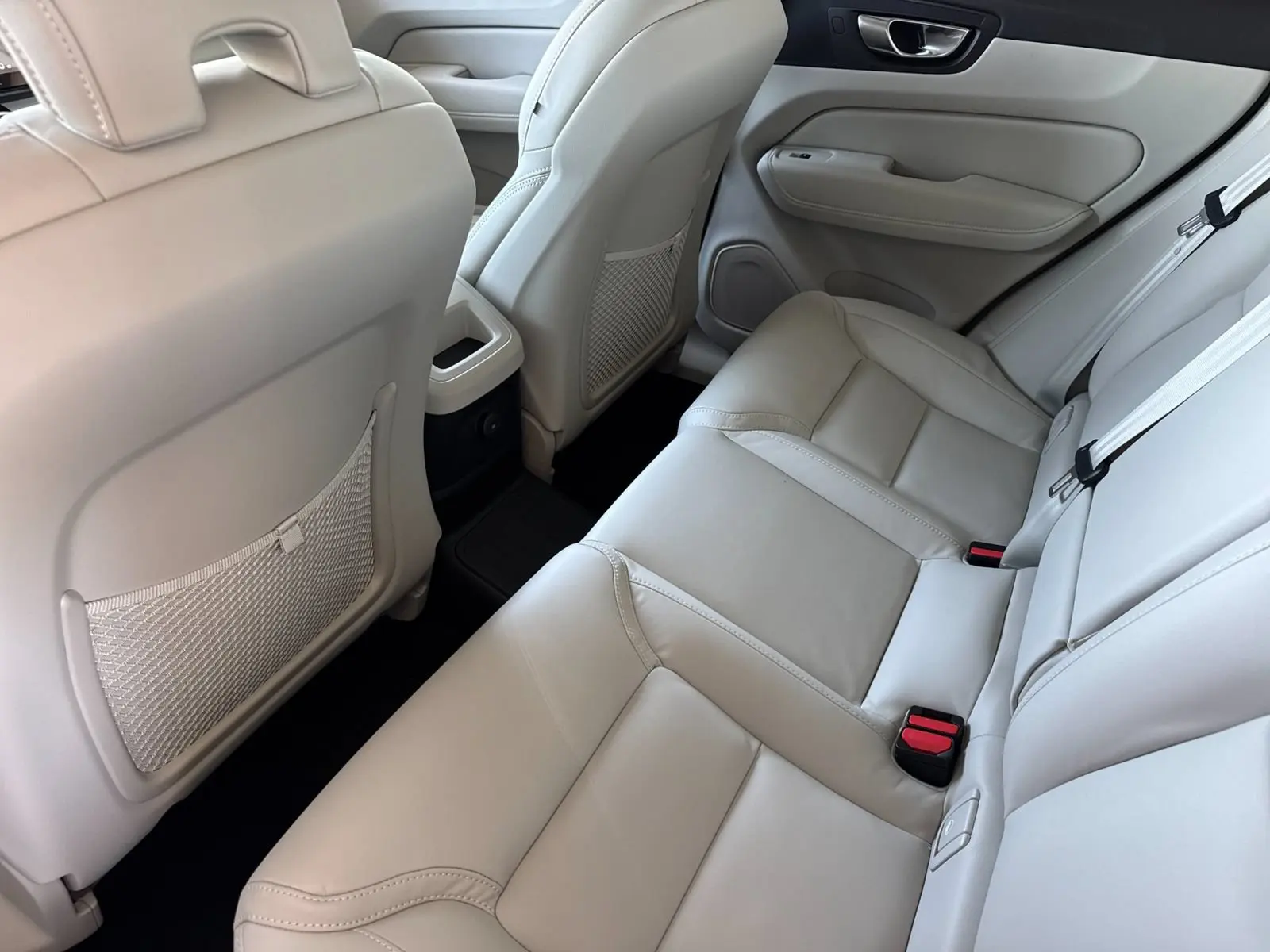2026 Volvo XC60 T8 Ultra Dark AWD photo 4