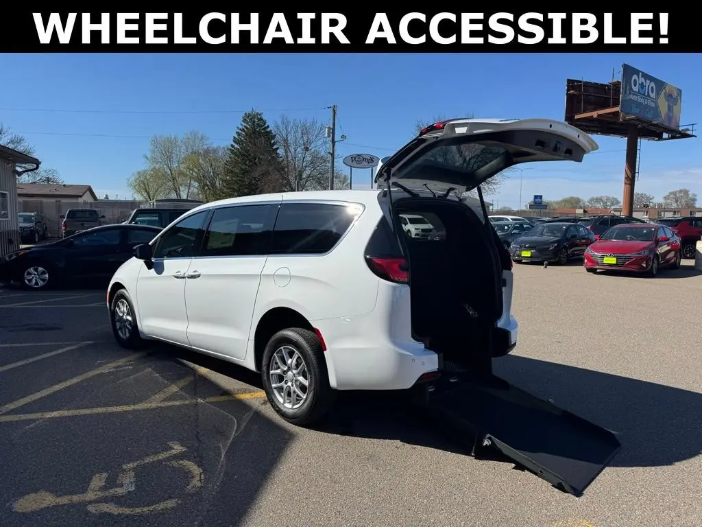 2026 Chrysler Pacifica Select photo 4