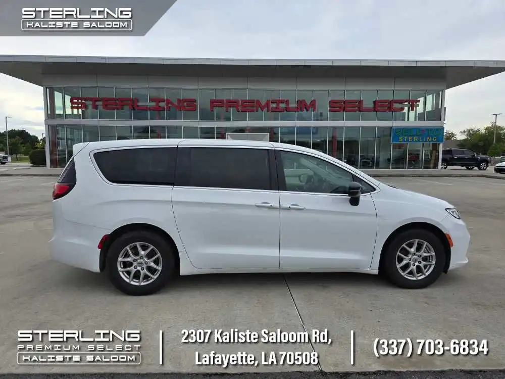 2024 Chrysler Pacifica Touring L's photo
