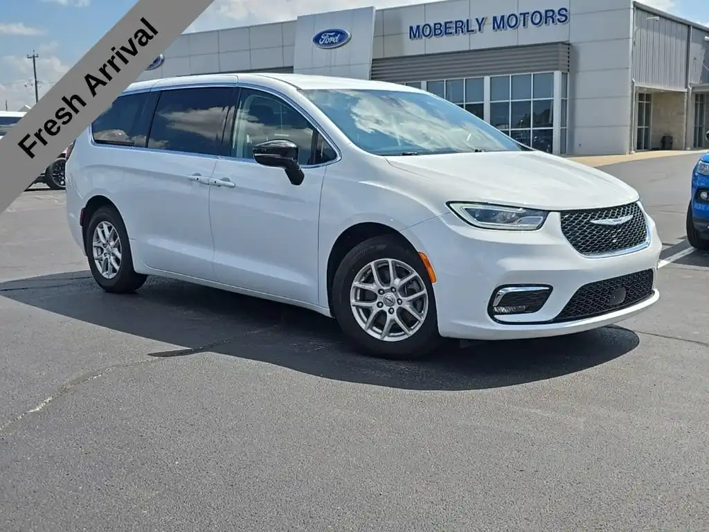 2024 Chrysler Pacifica Touring L's photo