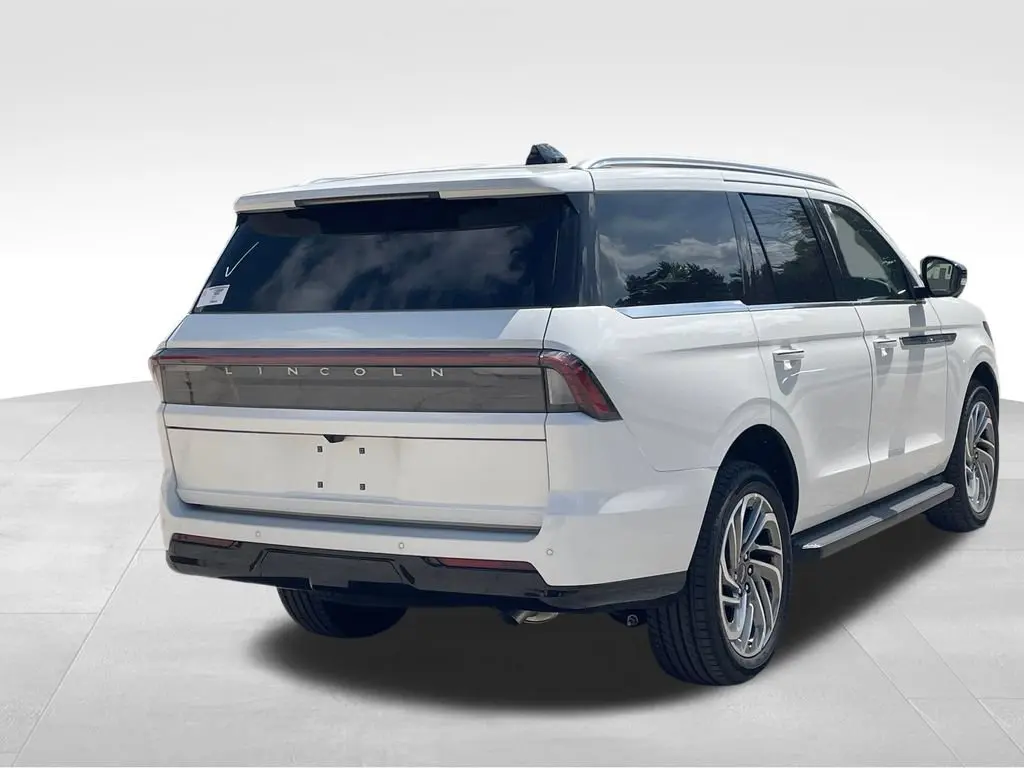 2027 Lincoln Navigator Premiere AWD photo 5