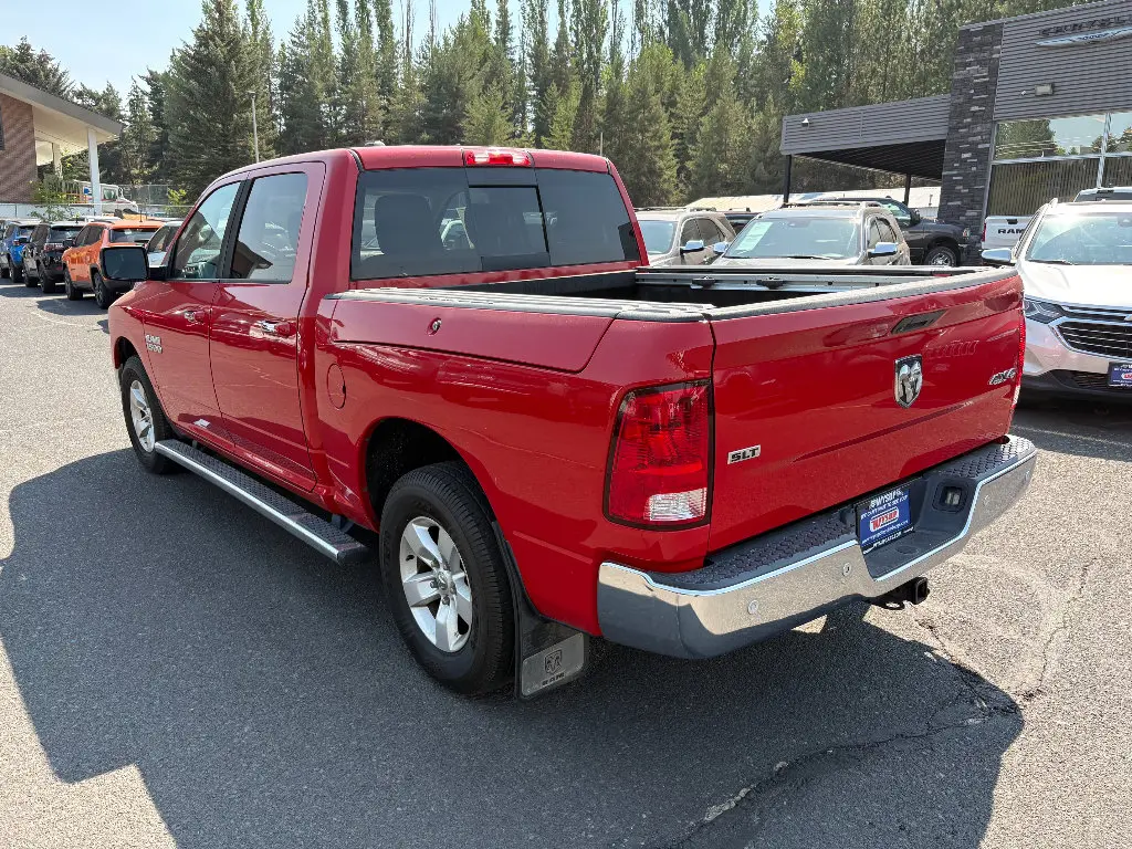 2015 RAM 1500 SLT Crew Cab 4x4 photo 3