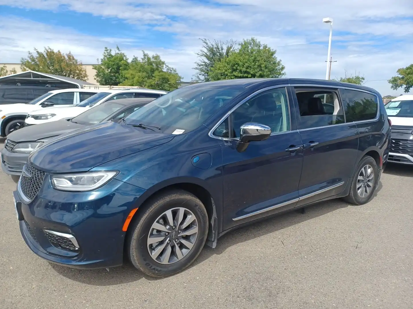 2023 Chrysler Pacifica Hybrid Limited Hybrid's photo