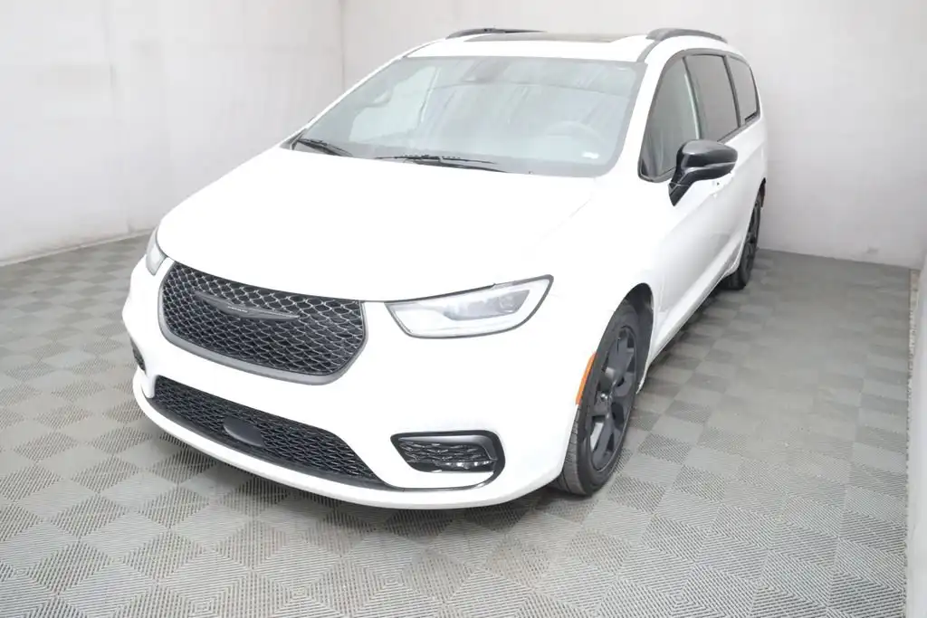 2025 Chrysler Pacifica Limited's photo