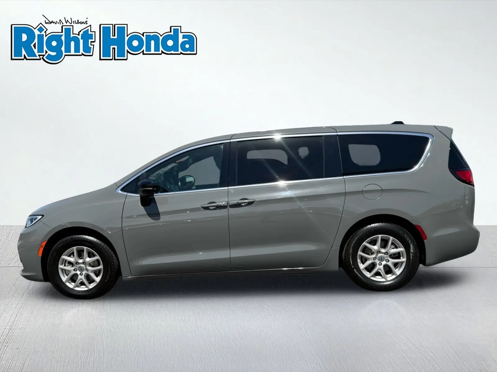 2025 Chrysler Pacifica Select photo 3