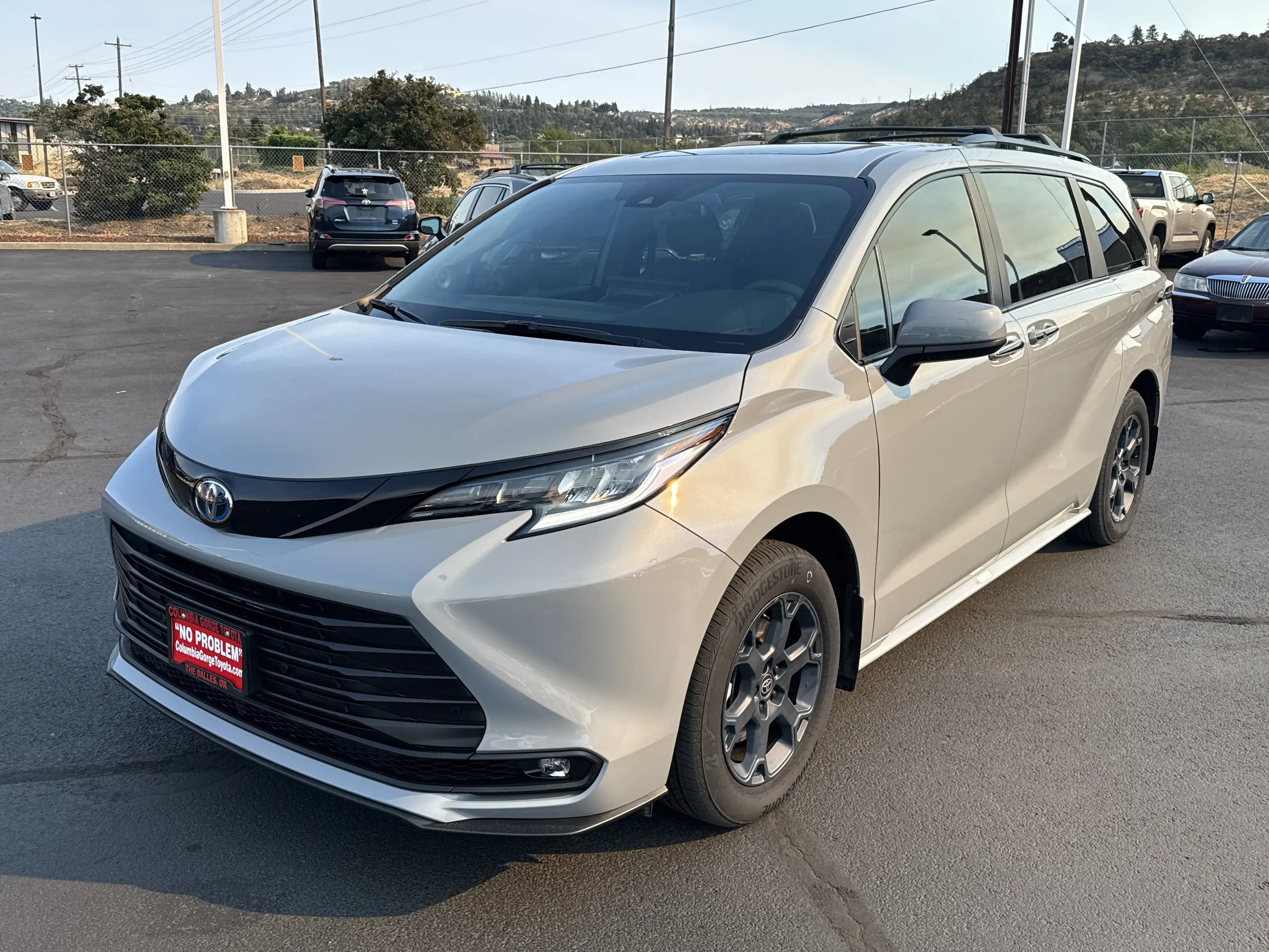 2025 Toyota Sienna Woodland Edition Hybrid AWD's photo