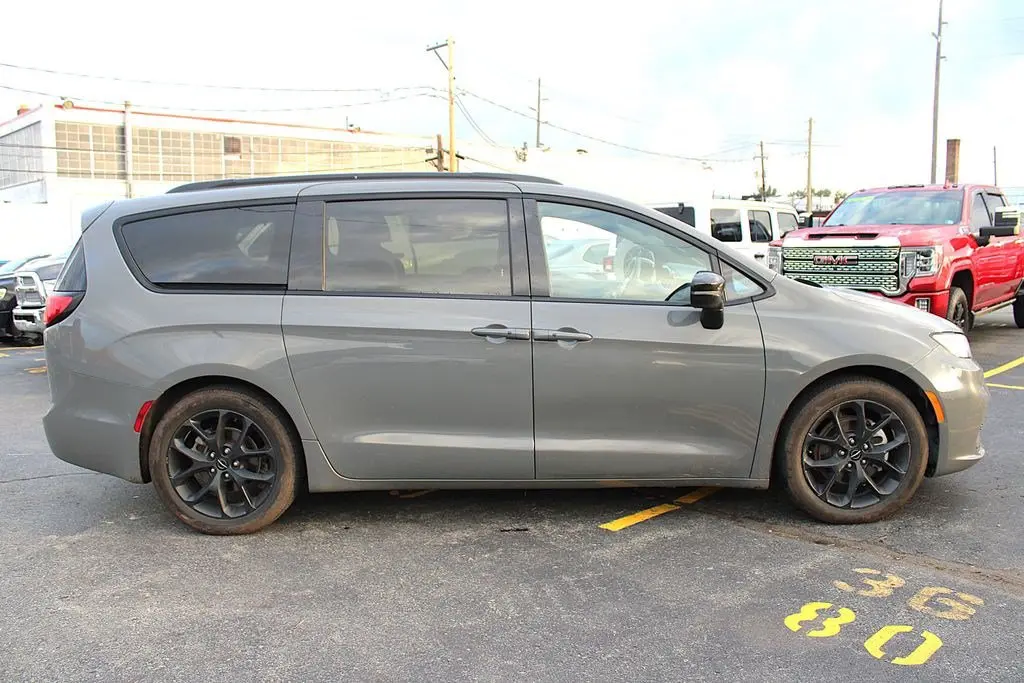 2025 Chrysler Pacifica Limited photo 3